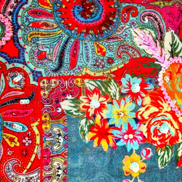 Floral wool embroidered scarf - Picture 6 of 7